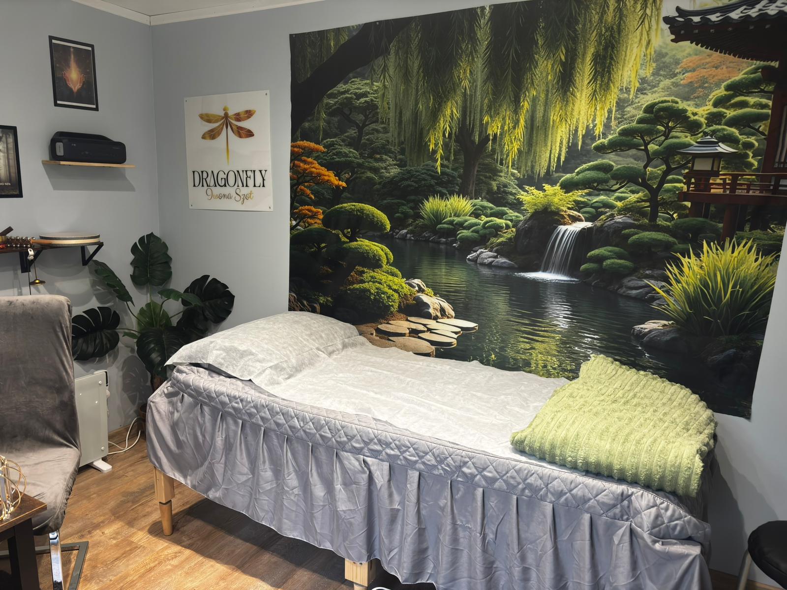 Gabinet Dragonfly — stół do sesji Reiki z muralem ogrodu zen